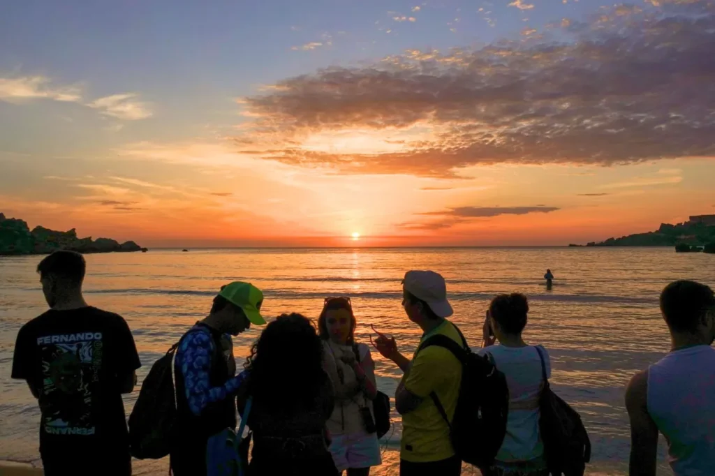 estudiantes atardecer malta