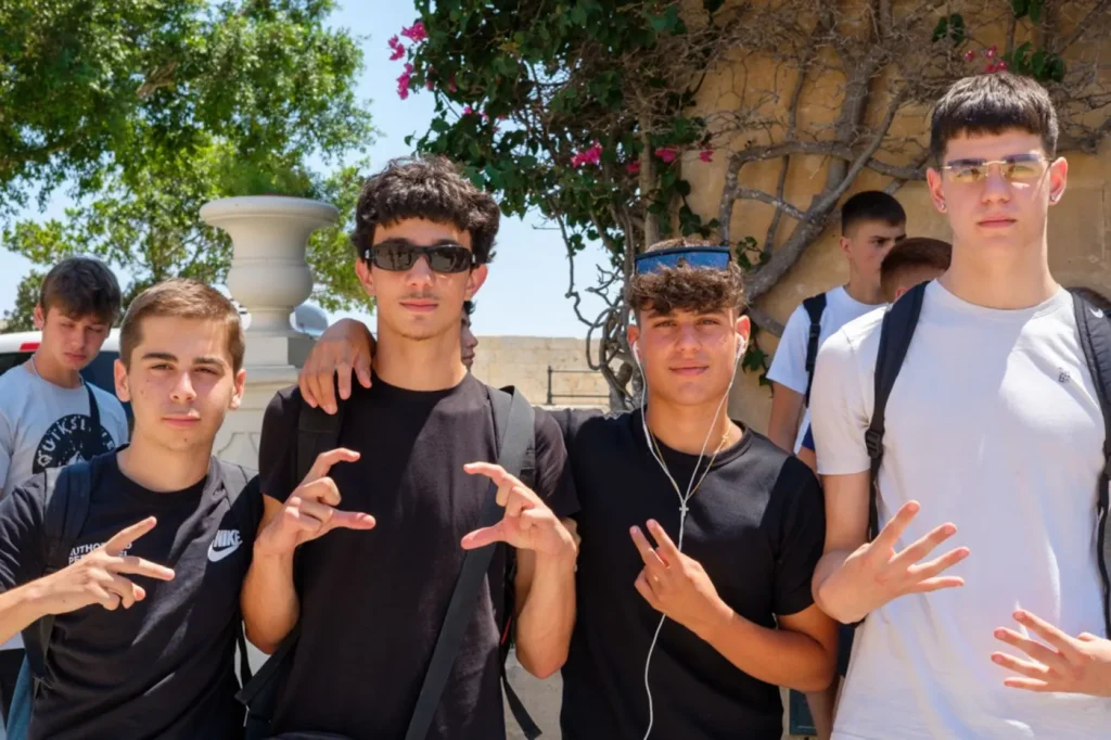 jovenes ingles malta